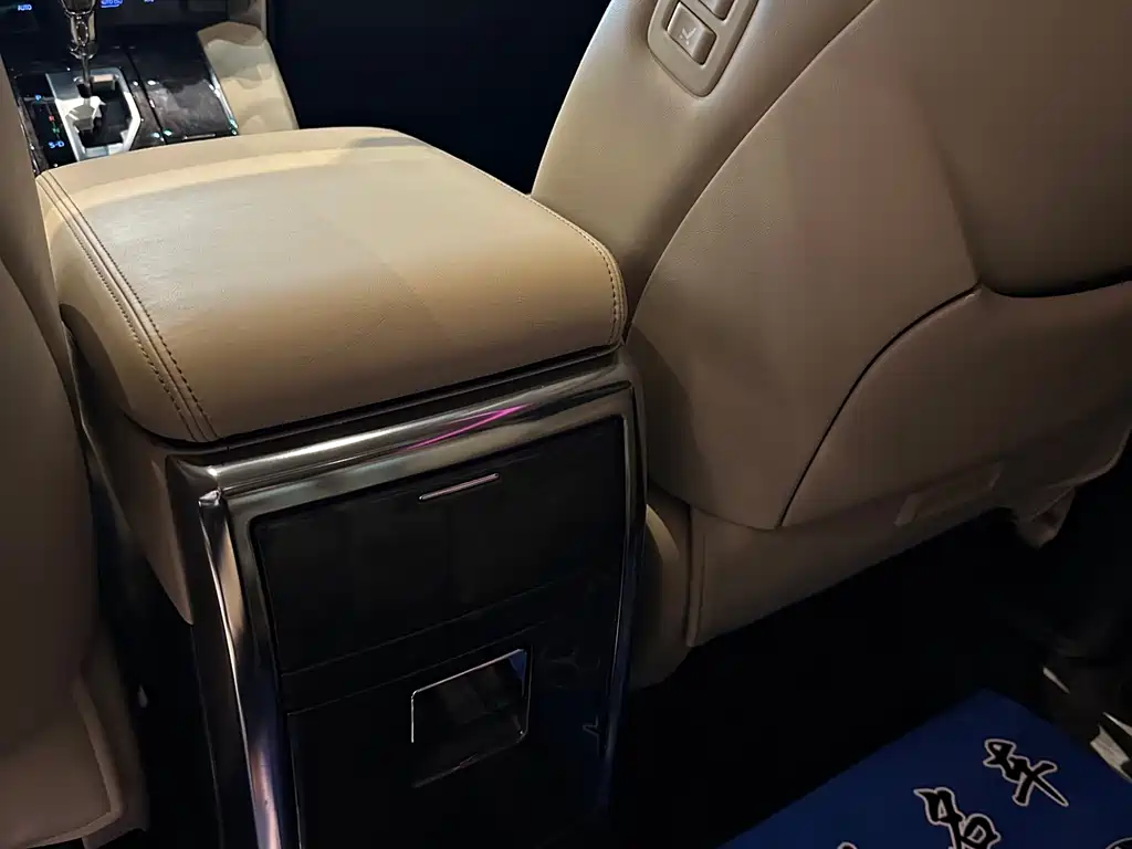 Toyota Vellfire 2022 — фото 13