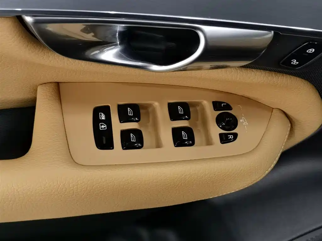 Volvo XC90 2018 — фото 9