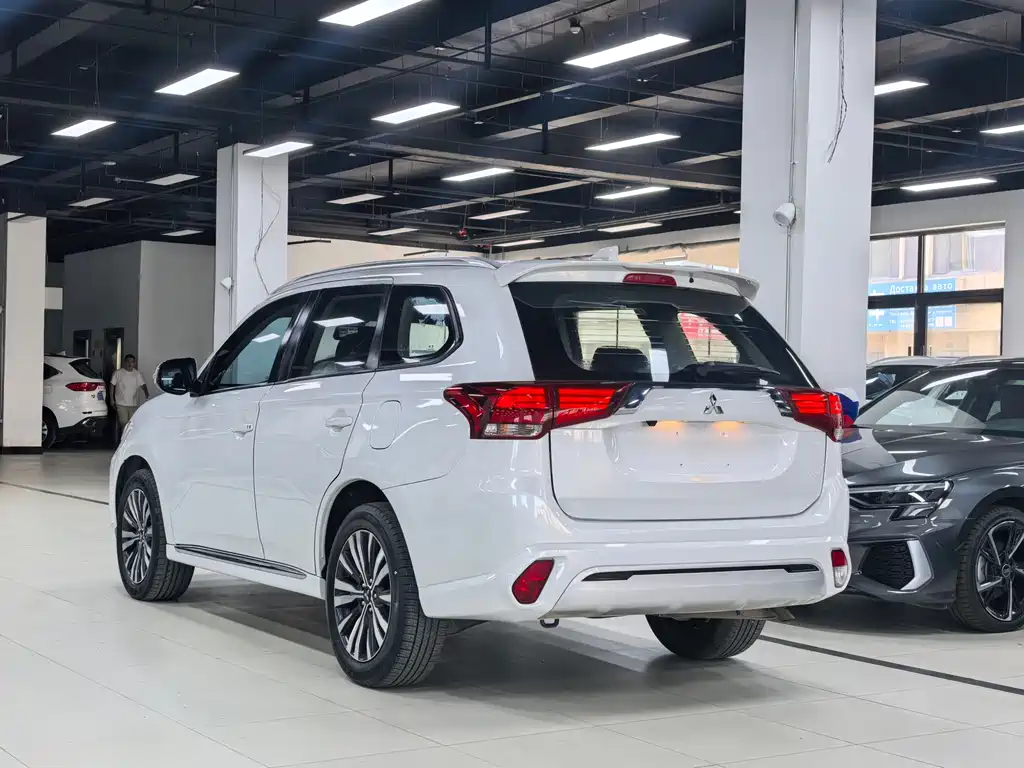Mitsubishi Outlander 2021 — фото 22