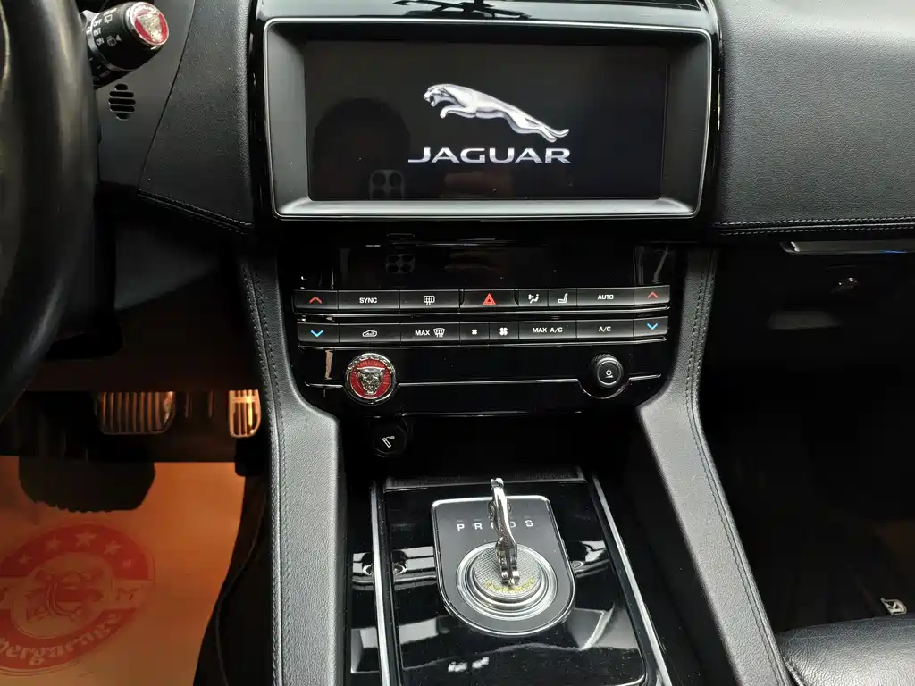 Jaguar F-PACE 2019 — фото 12