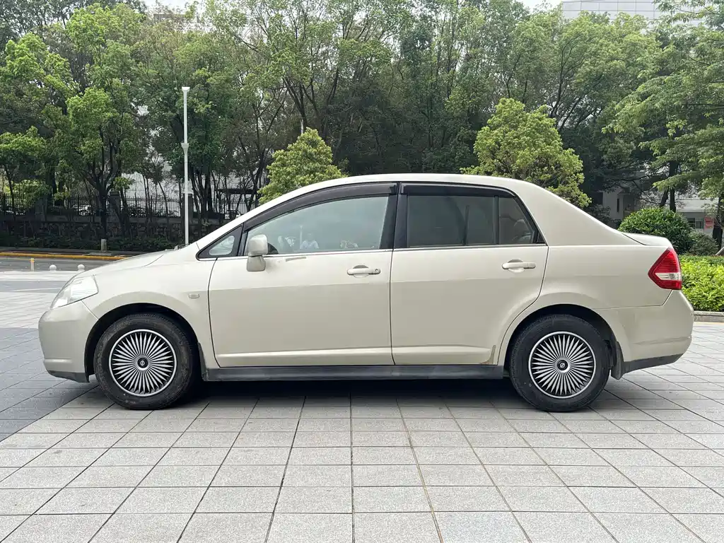 Nissan Tiida 2005