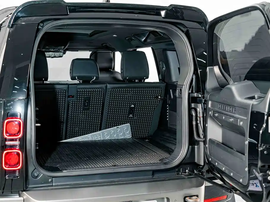 Land Rover Defender 2023 — фото 29