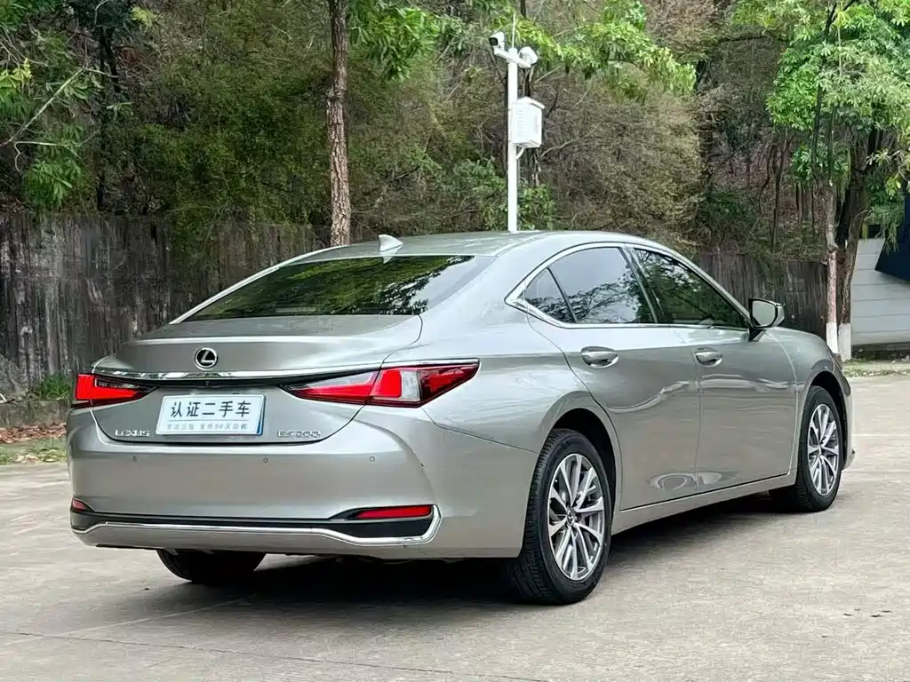 Lexus ES 2022 — фото 9