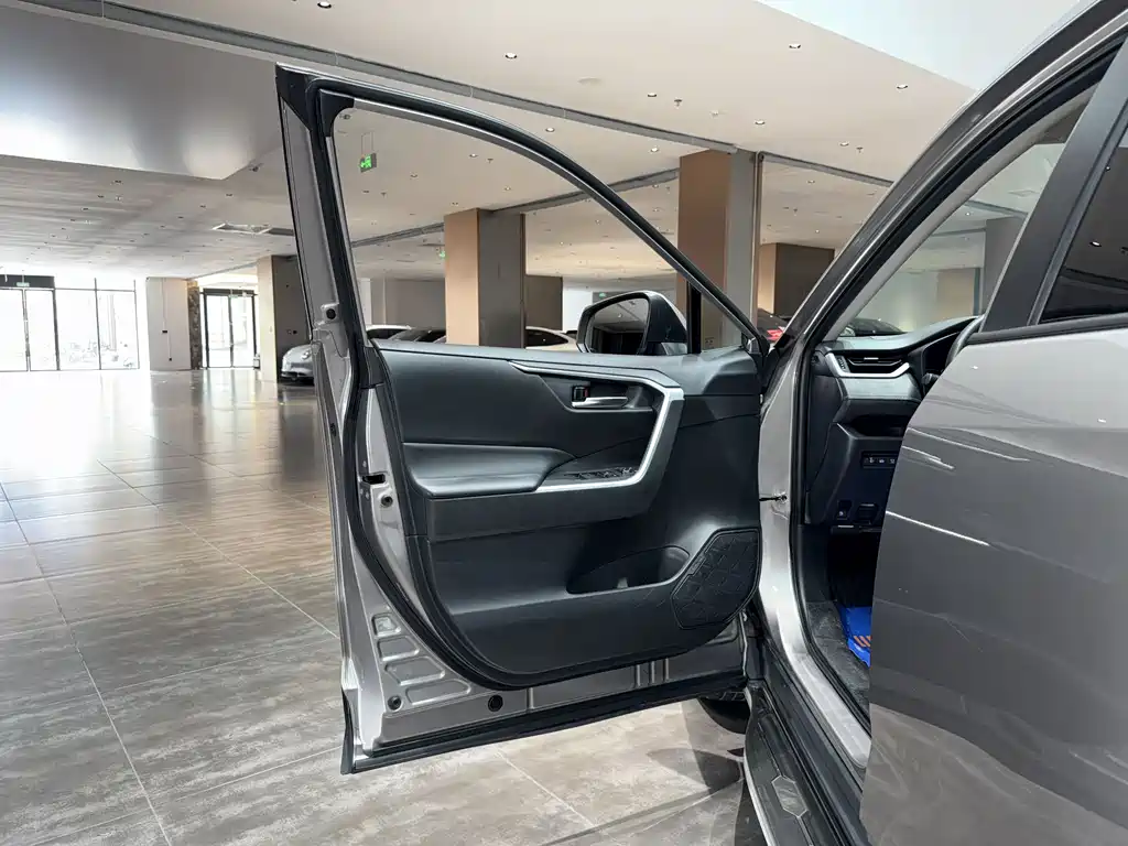 Toyota RAV4 2021 — фото 14