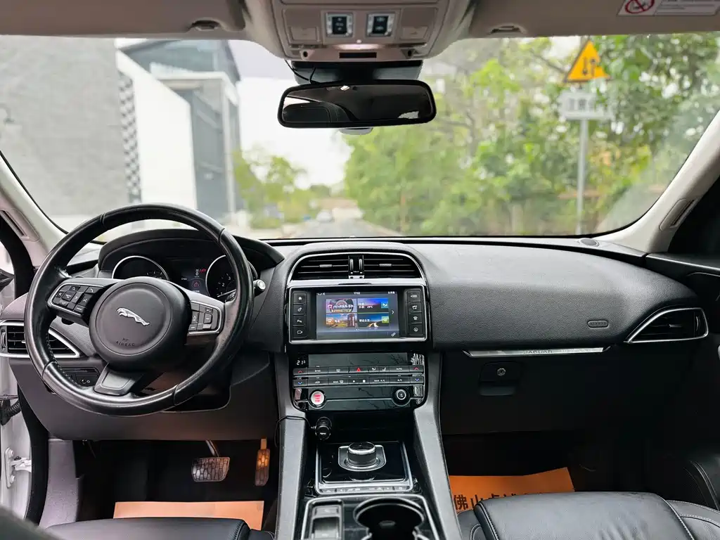 Jaguar F-PACE 2017 — фото 20