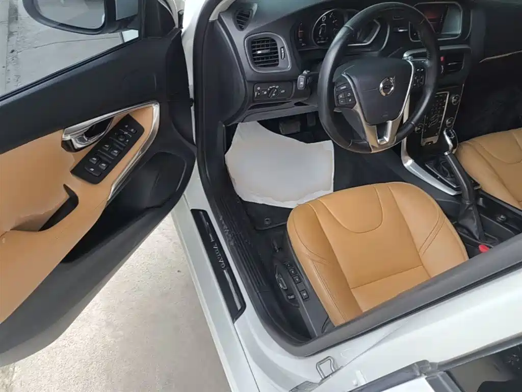 Volvo V40 2019 — фото 16