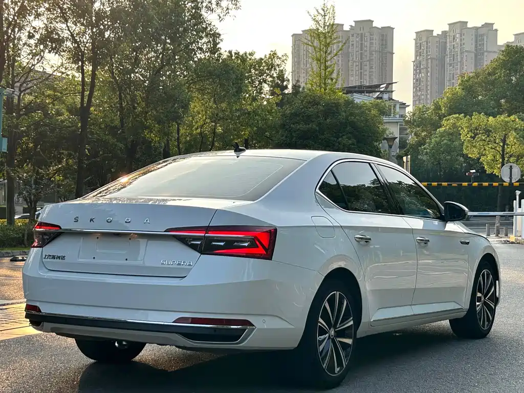 Skoda Superb 2022 — фото 8
