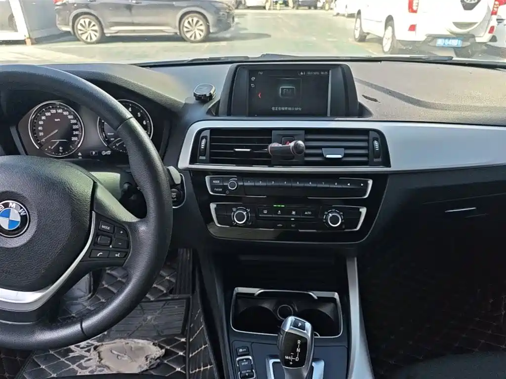 BMW 1 Series 2018 — фото 10
