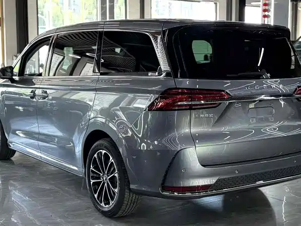 Roewe iMAX8 2023