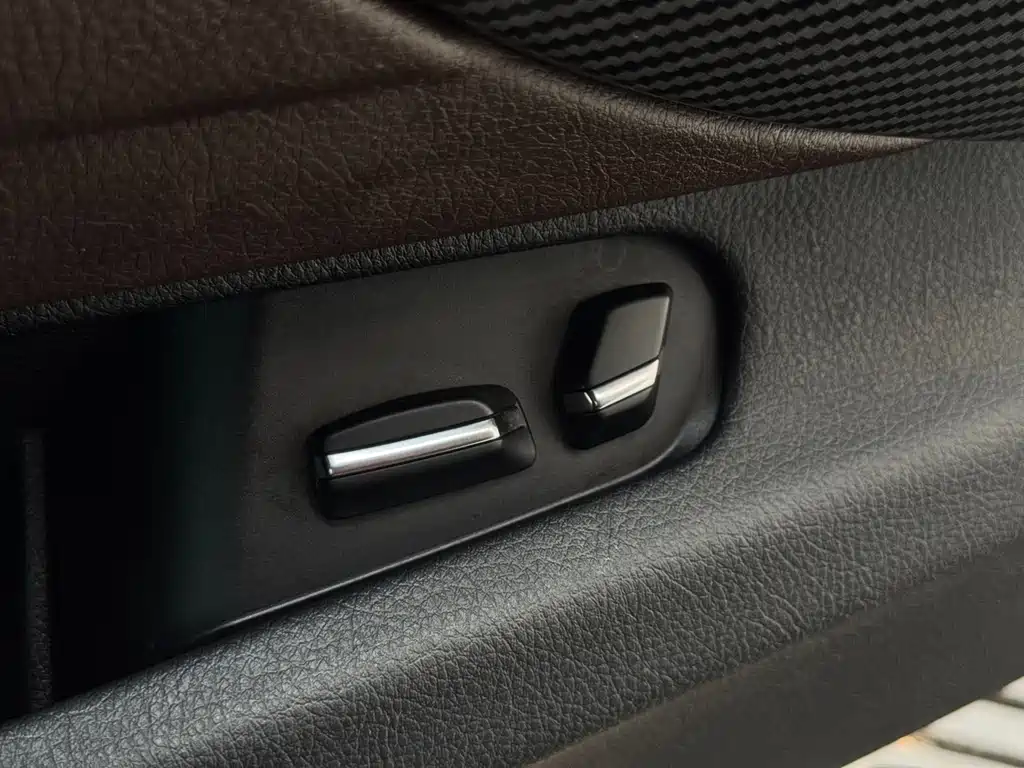 BMW 3 Series 2018 — фото 19