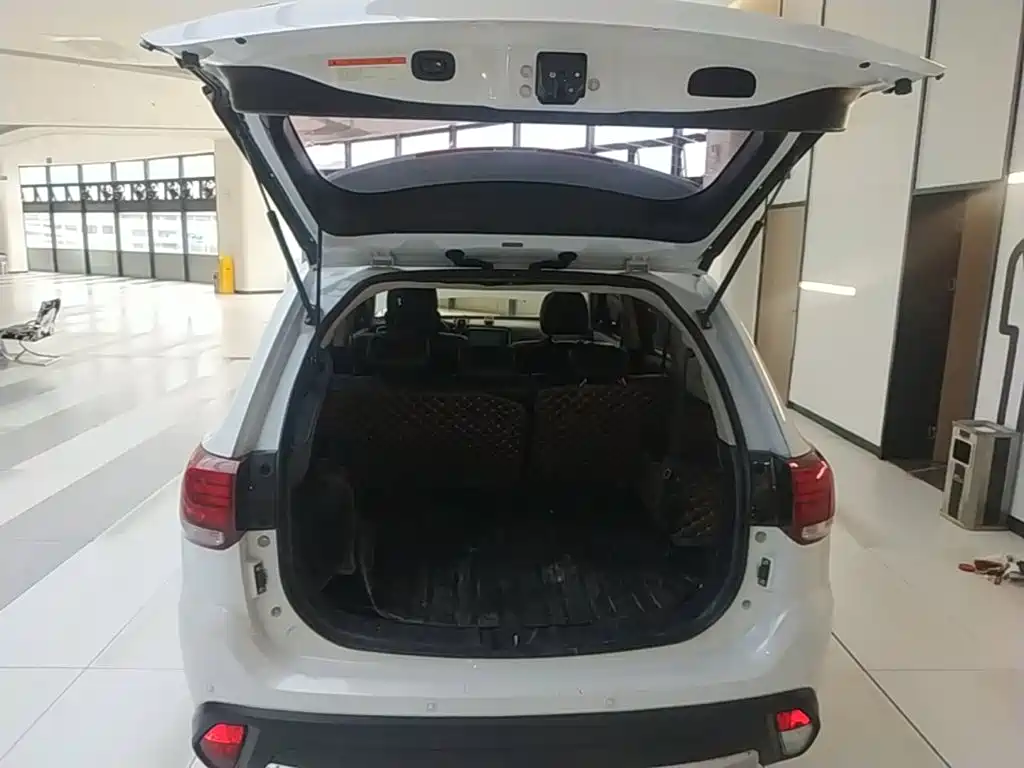 Mitsubishi Outlander 2017 — фото 19
