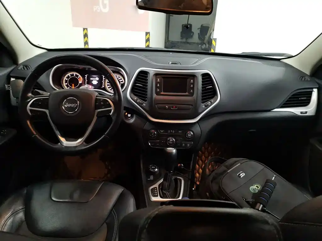 Jeep Cherokee 2016 — фото 12