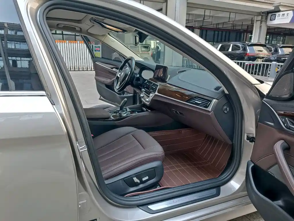 BMW 5 Series 2019 — фото 11