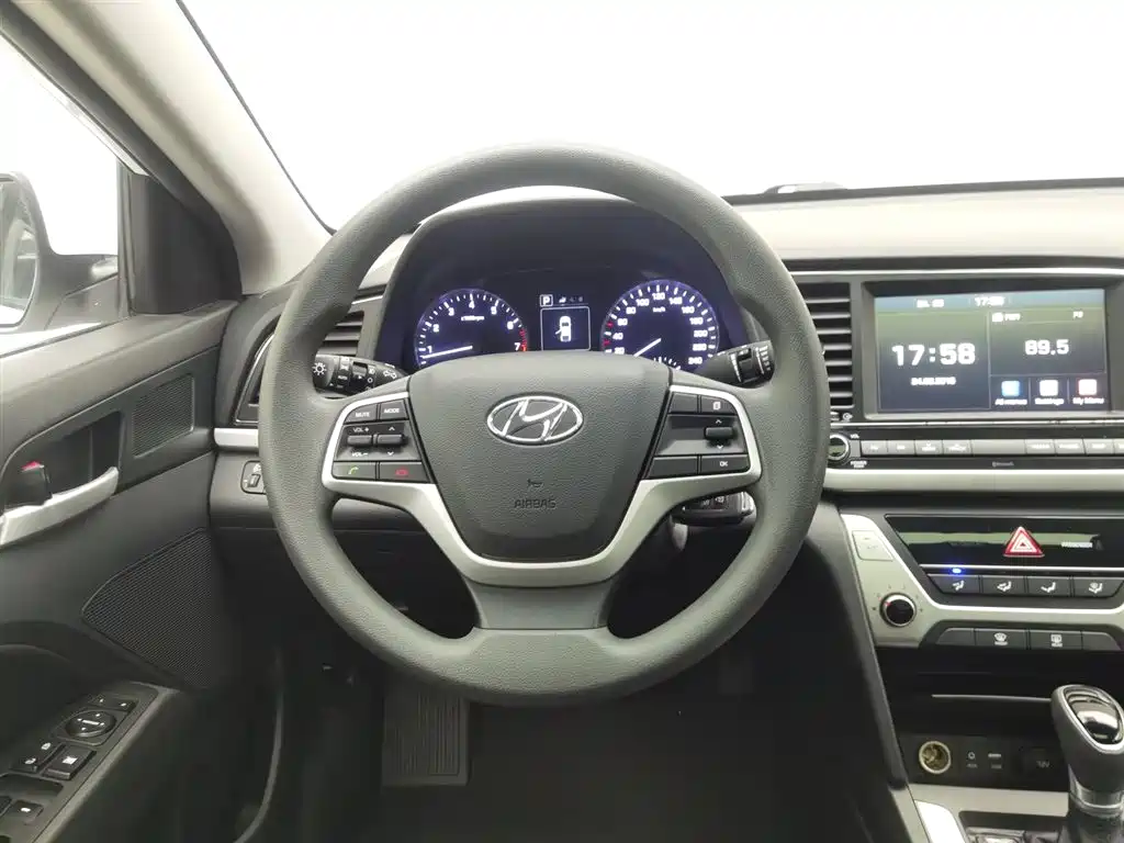 Hyundai Elantra 2018 — фото 11