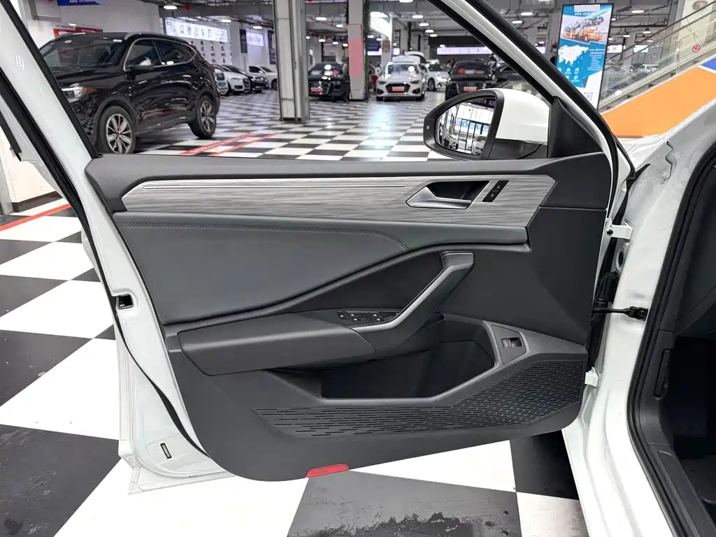 Volkswagen Sagitar 2022