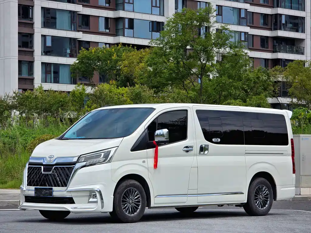 Toyota Hiace 2024 — фото 1