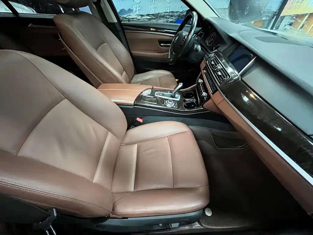 BMW 5 Series 2017 — фото 11