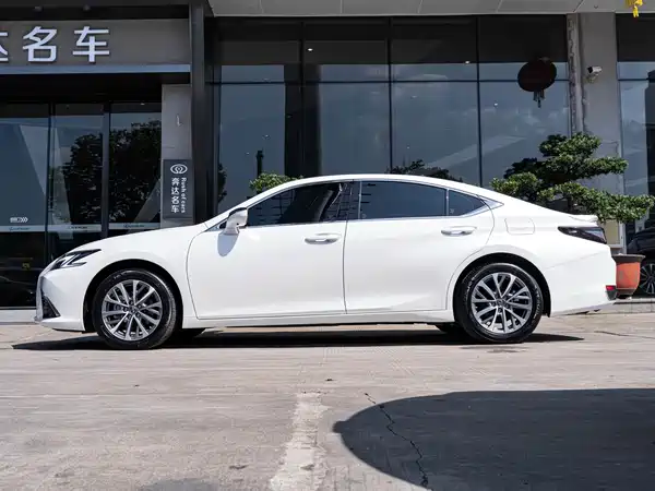 Lexus ES 2025