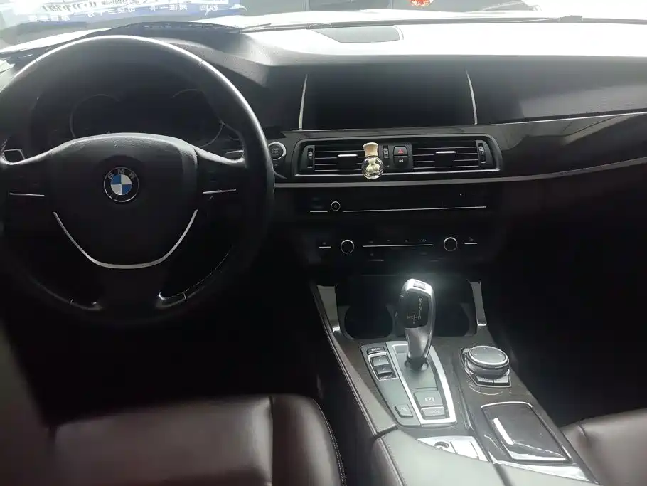 BMW 5 Series 2016 — фото 12