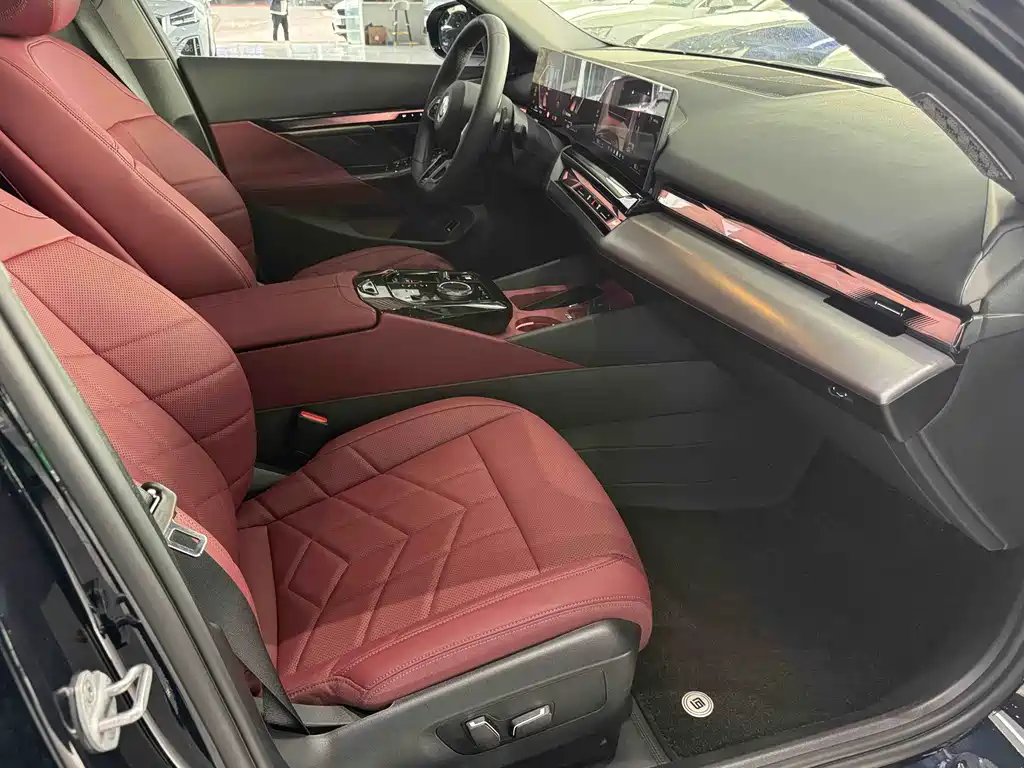 BMW 5 Series 2025 — фото 12