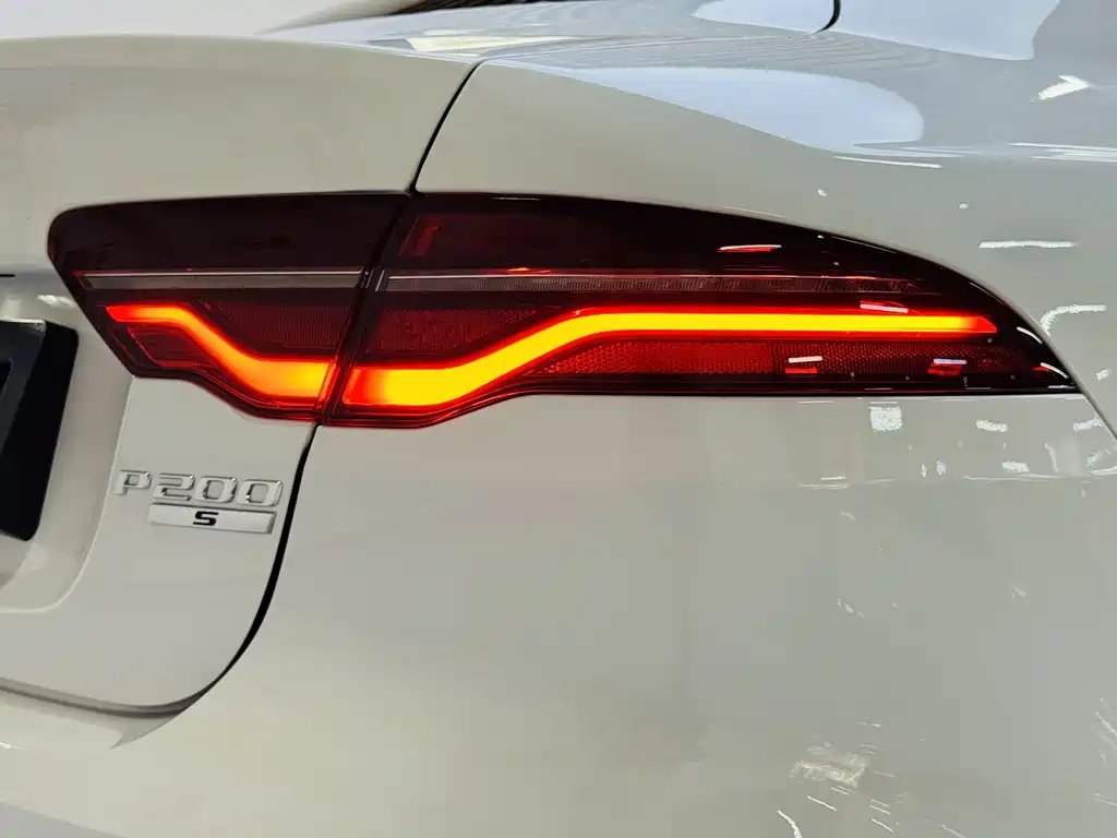Jaguar XEL 2020 — фото 20