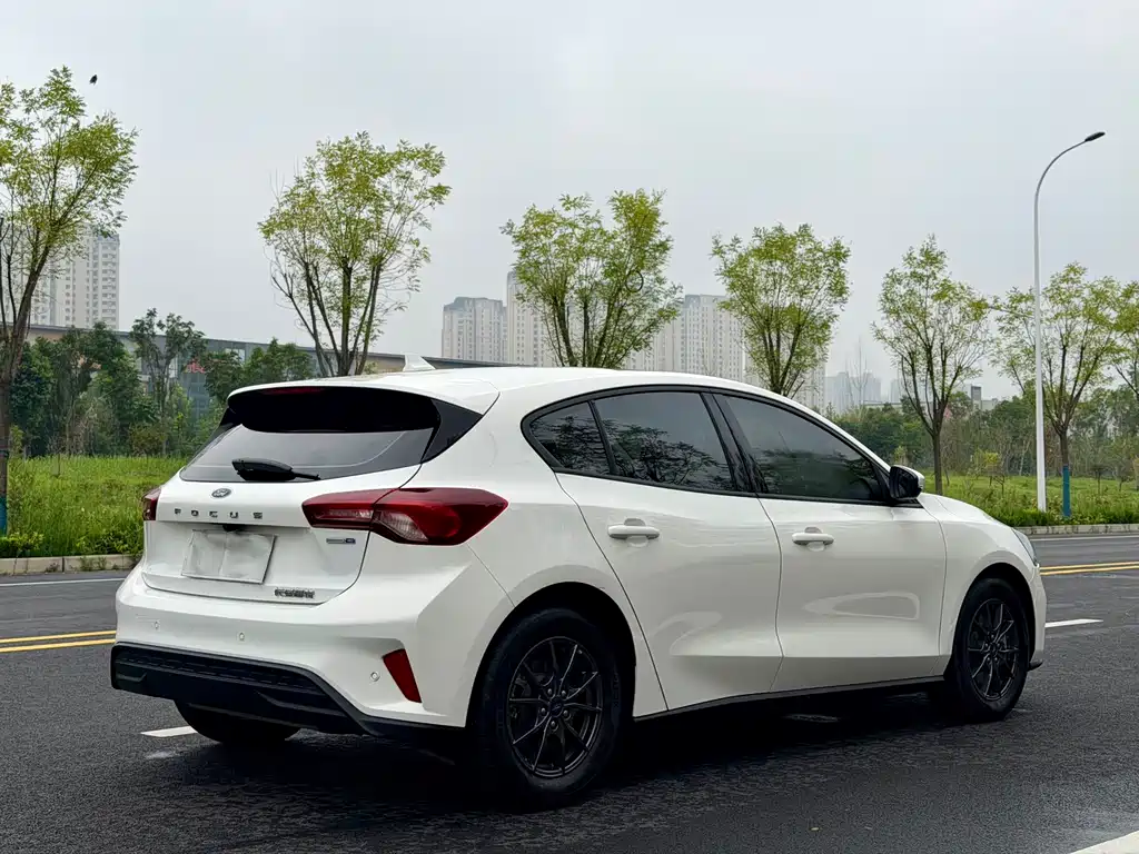 Ford Focus 2023 — фото 10