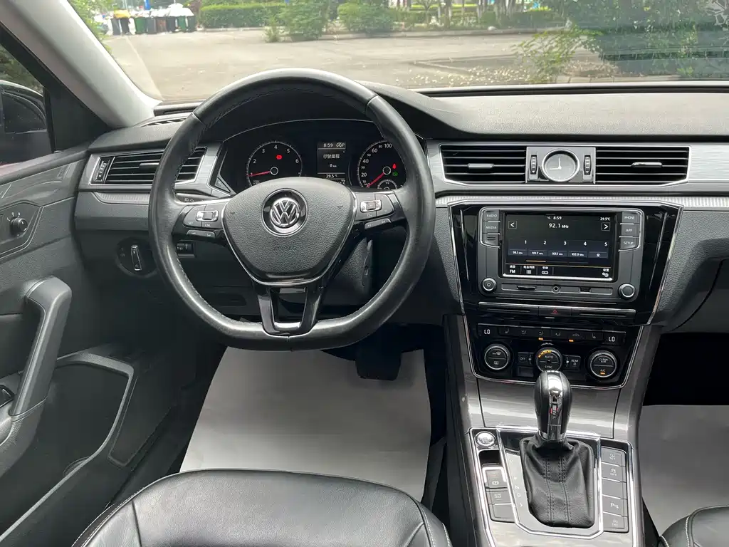 Volkswagen Passat 2018 — фото 10