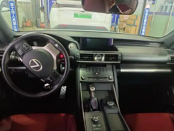 Lexus IS 2019