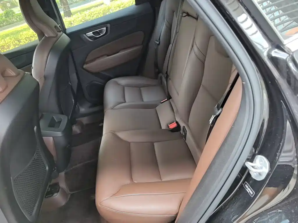 Volvo XC60 2022 — фото 17