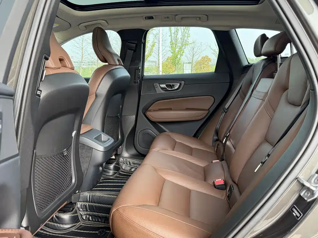 Volvo XC60 2019 — фото 10