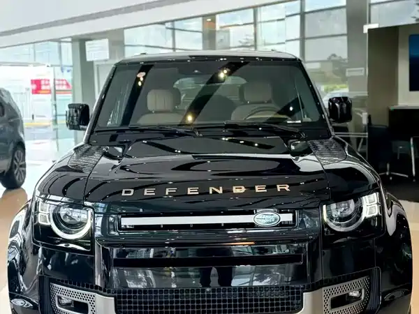 Land Rover Defender 2025