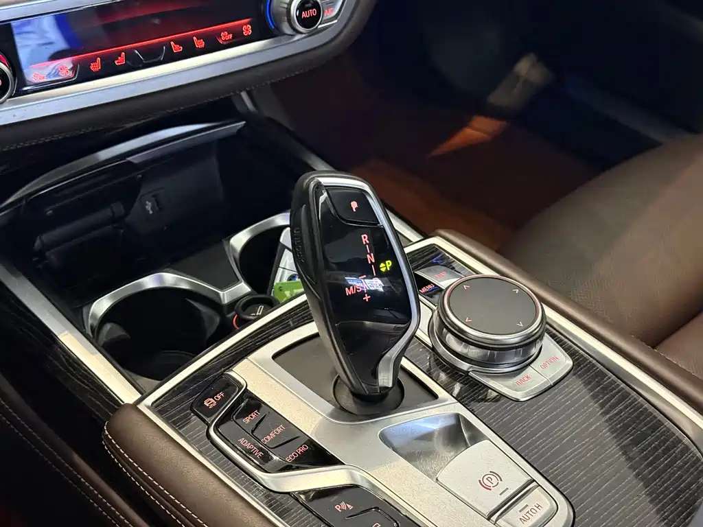 BMW 7 Series 2018 — фото 9