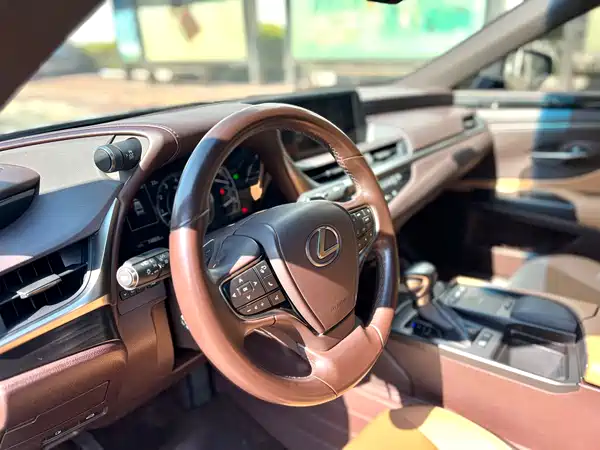 Lexus ES 2021
