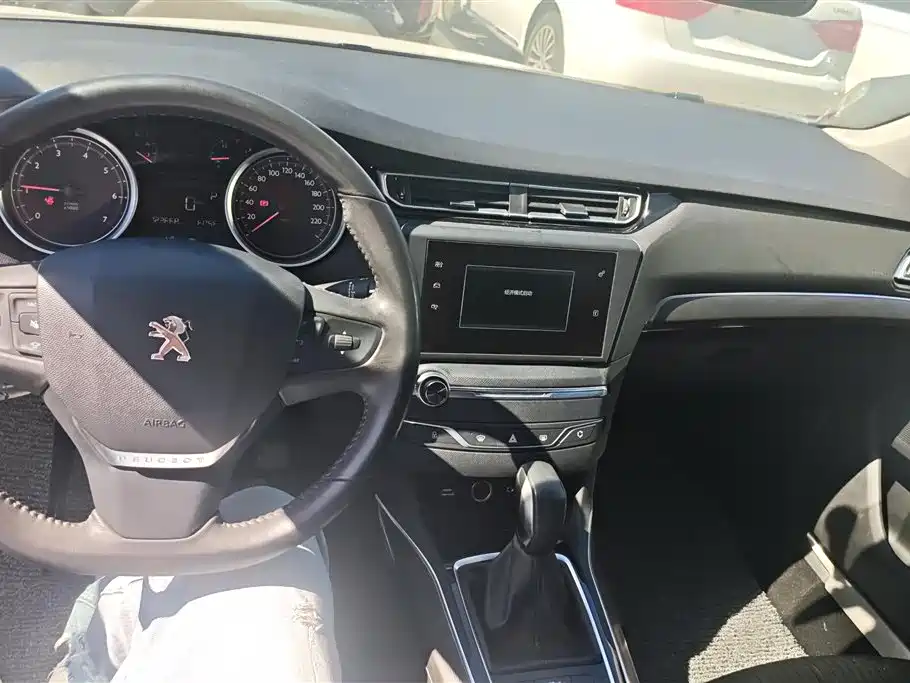 Peugeot 408 2017 — фото 12