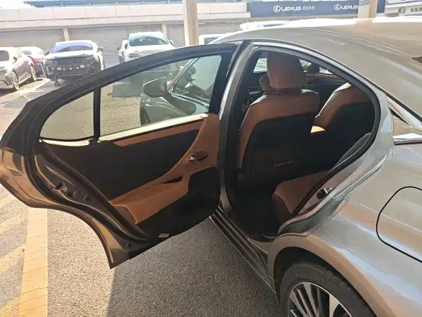 Lexus ES 2020