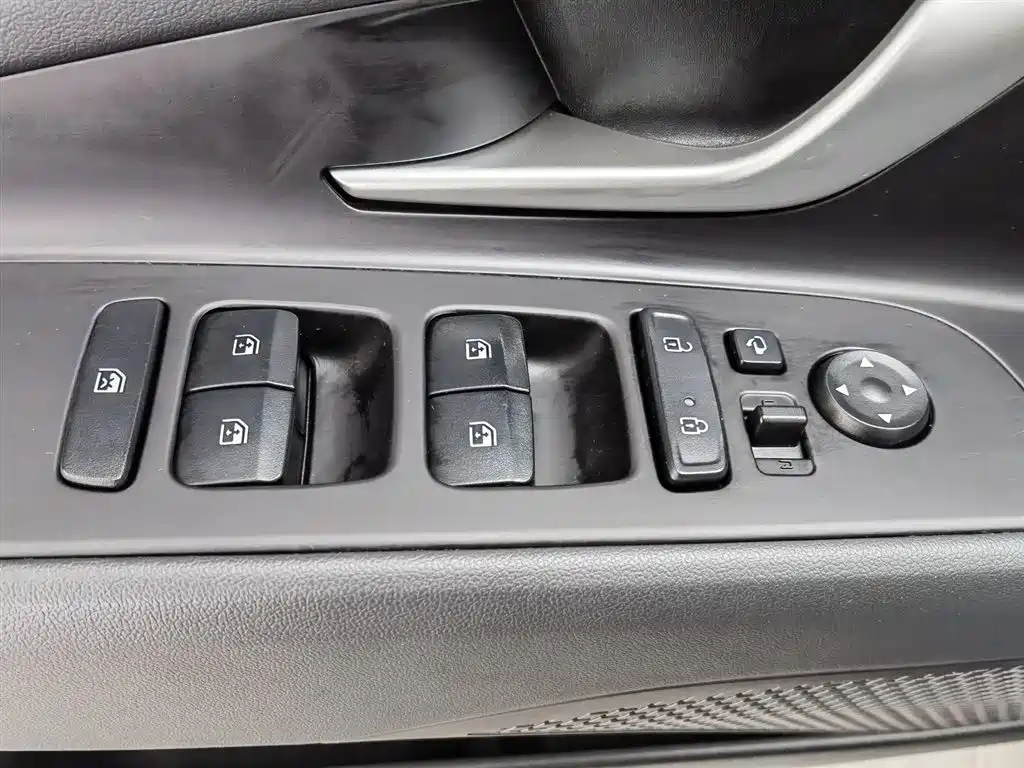 Hyundai Elantra 2023 — фото 9