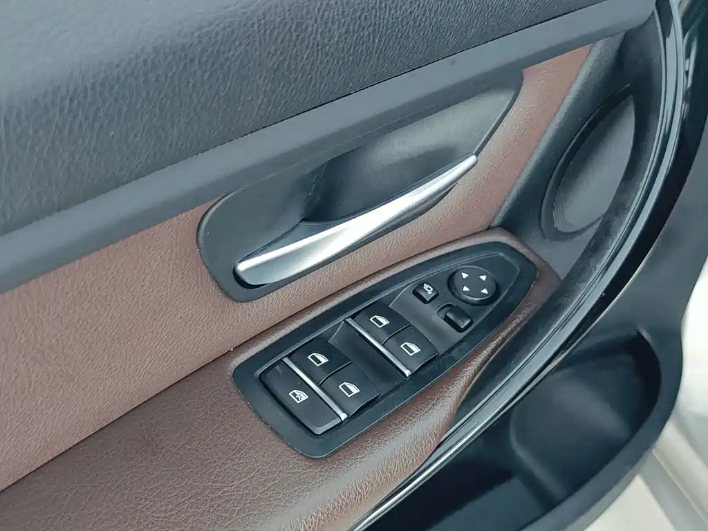 BMW 3 Series 2018 — фото 24