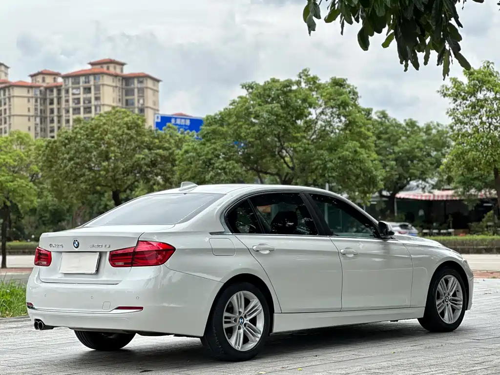 BMW 3 Series 2017 — фото 14