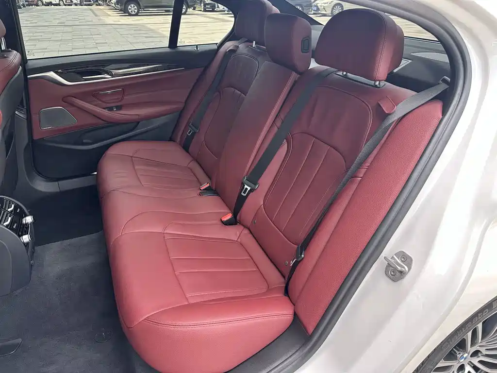 BMW 5 Series 2018 — фото 20