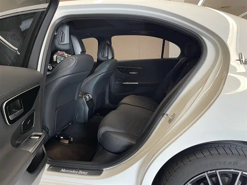 Mercedes-Benz C-Class 2024 — фото 18