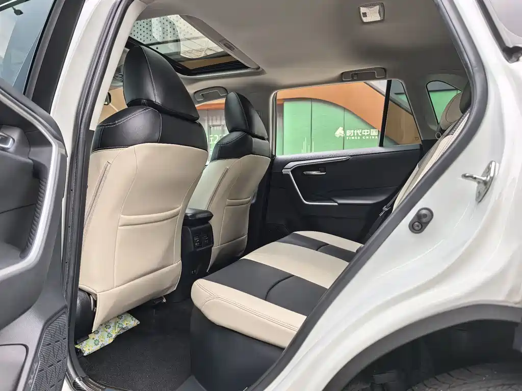 Toyota RAV4 2020 — фото 11