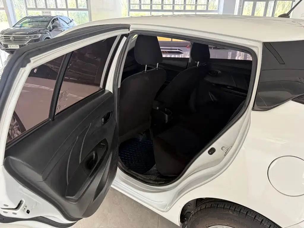 Toyota Yaris L 2018 — фото 7