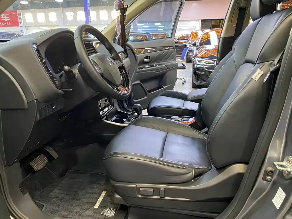 Mitsubishi Outlander 2020 — фото 10