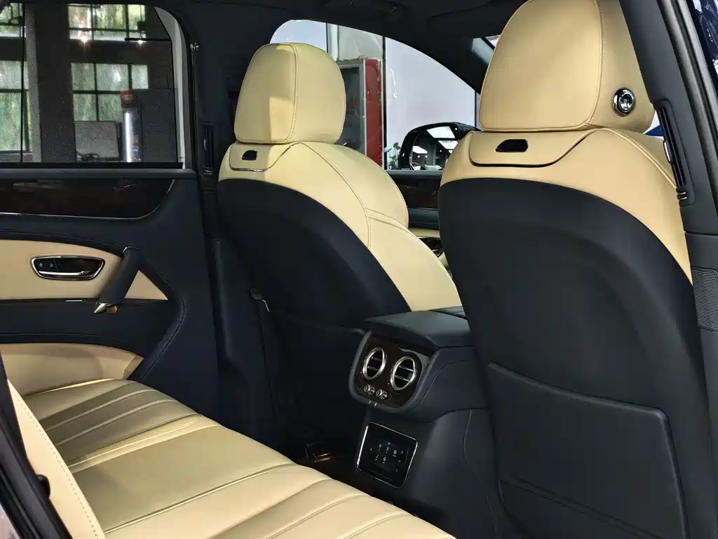 Bentley Bentayga 2020 — фото 16