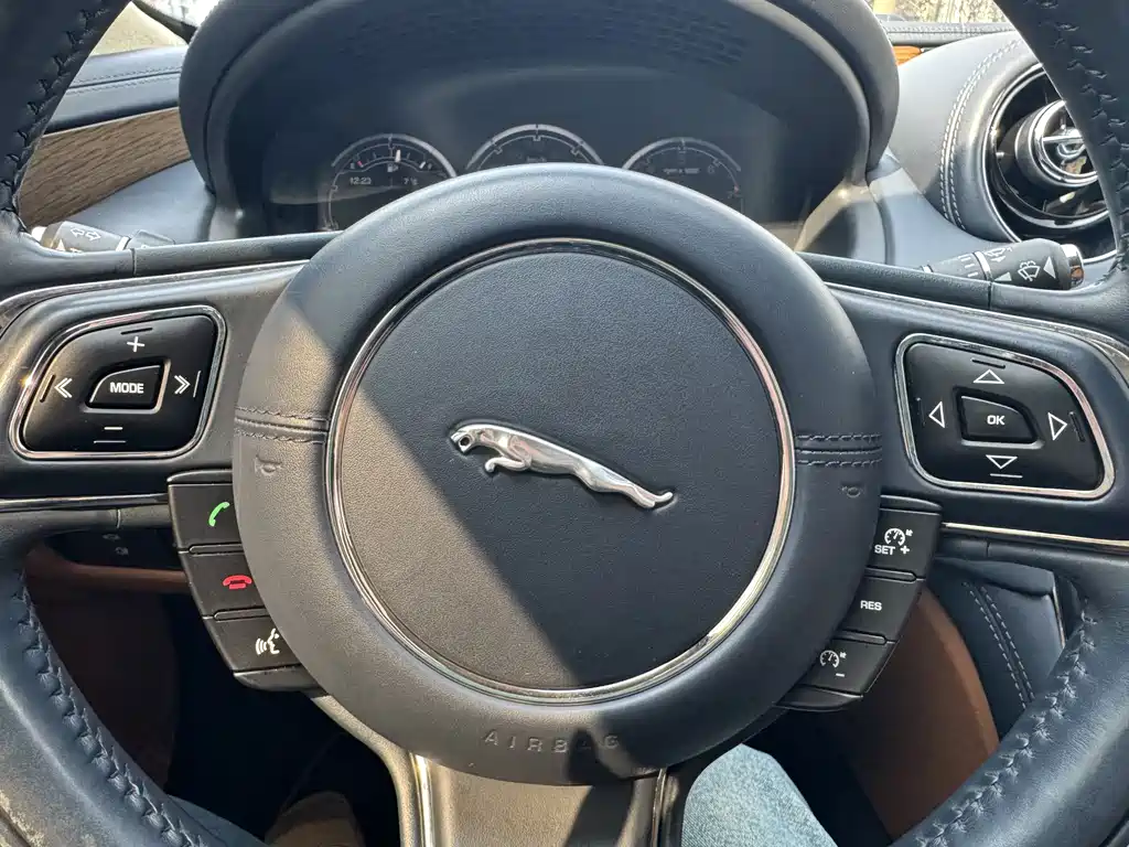 Jaguar XJ 2012 — фото 21