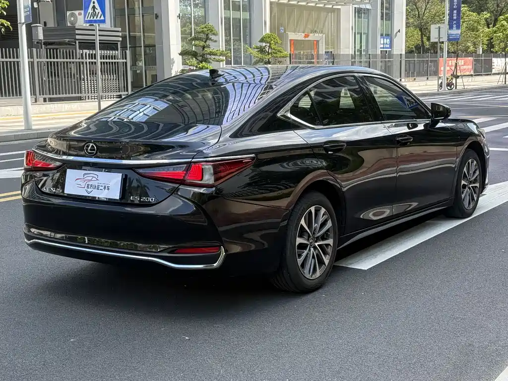 Lexus ES 2022 — фото 13
