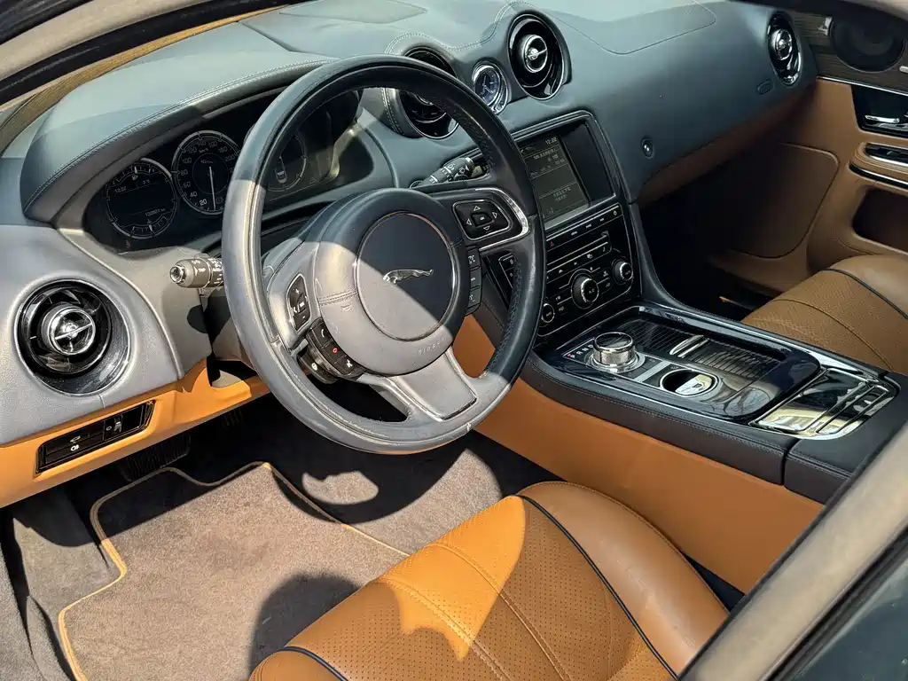 Jaguar XJ 2012 — фото 23