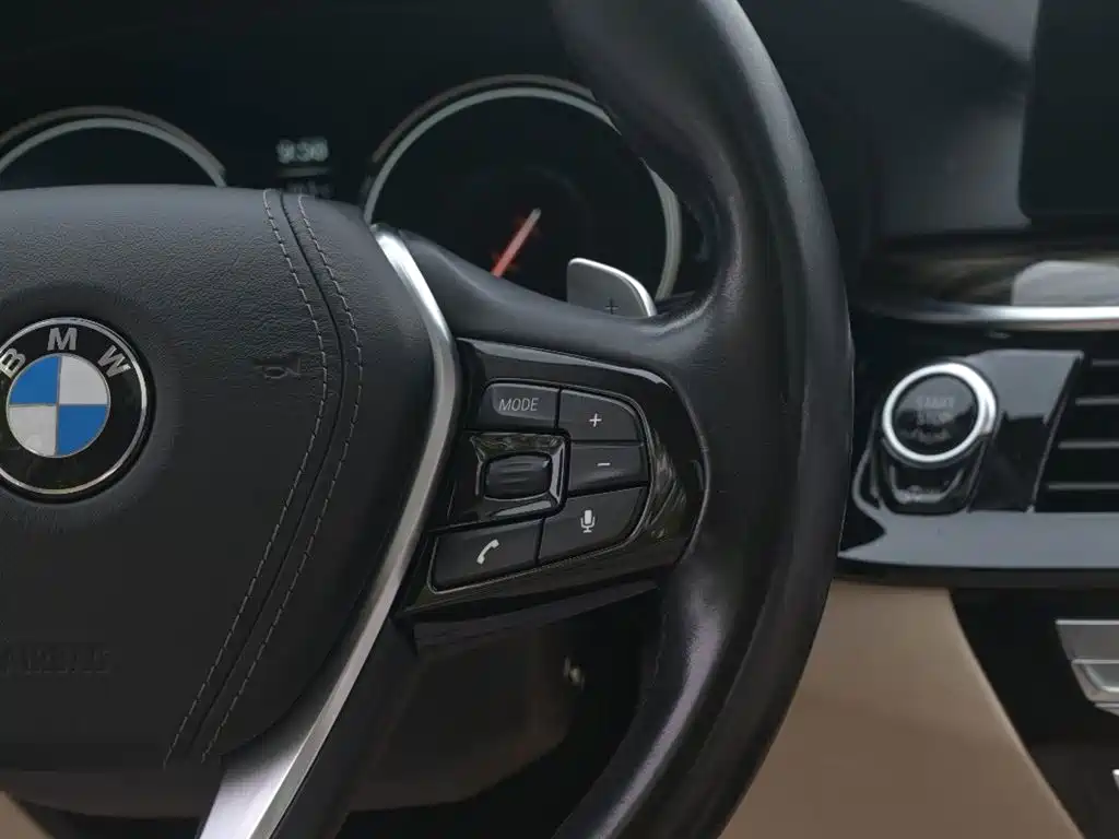 BMW 5 Series 2018 — фото 13