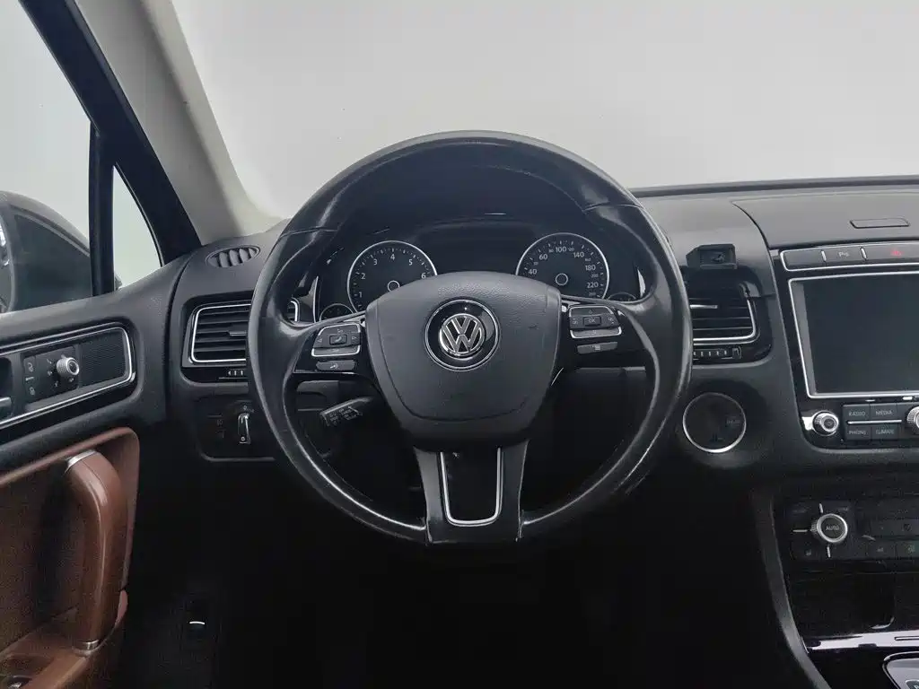 Volkswagen Touareg 2017 — фото 11
