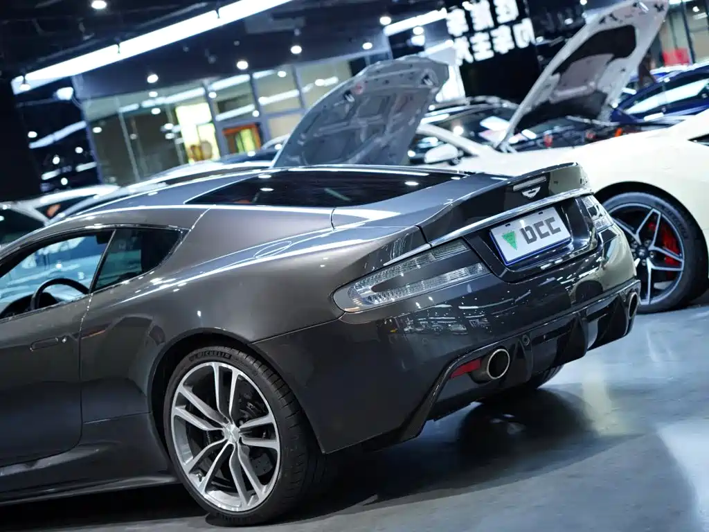 Aston Martin DBS 2010 — фото 14